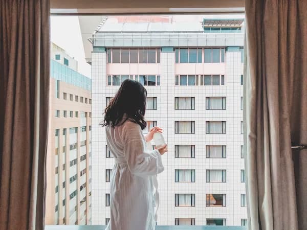 バスローブ姿の女性